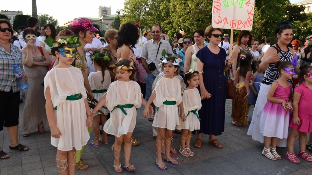 Цветен карнавал завладя центъра на Русе снощи