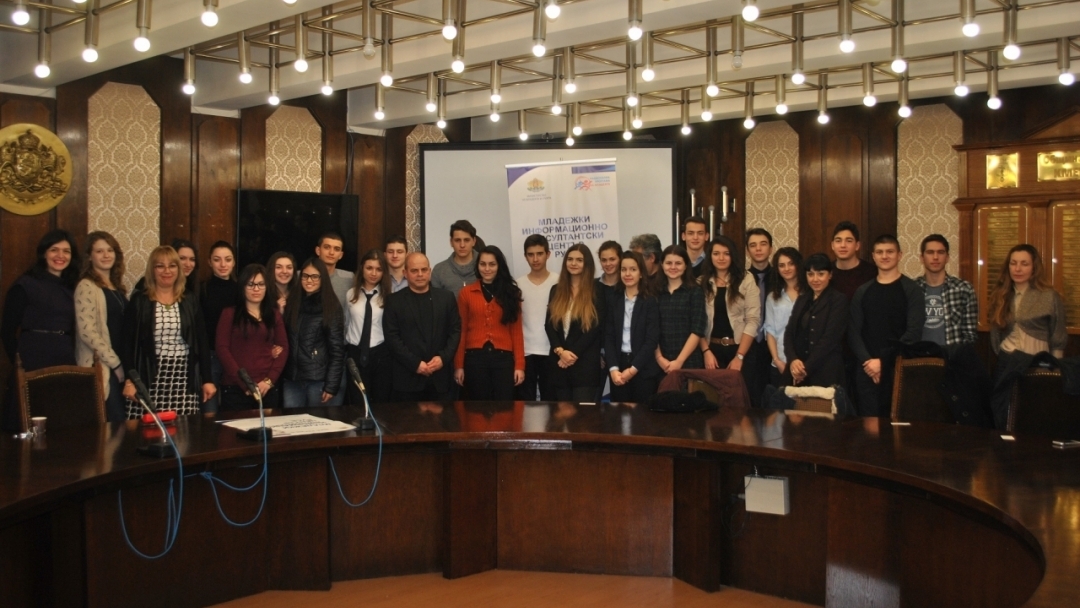Кметът Пламен Стоилов се срещна с младежи от Младежки парламент към ОМД - Русе