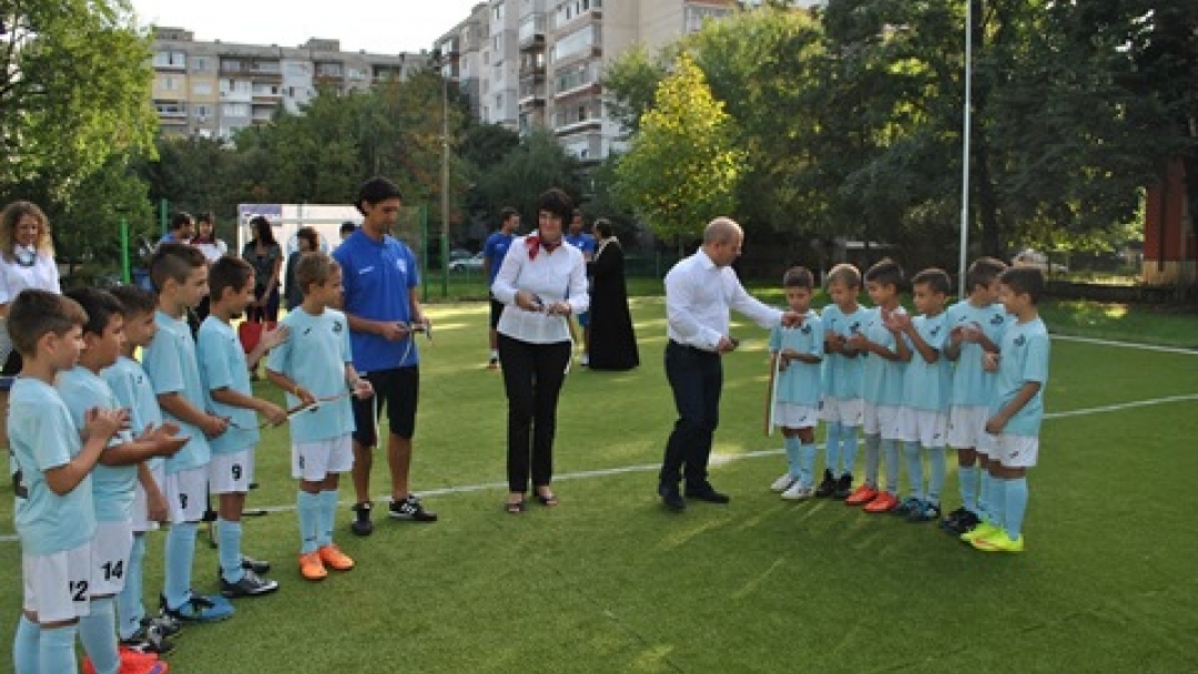 Пламен Стоилов откри футболно игрище в СОУЕЕ „Свети Константин-Кирил Философ“