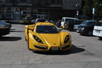 Кметът Пламен Стоилов изпробва суперавтомобила Sin R1