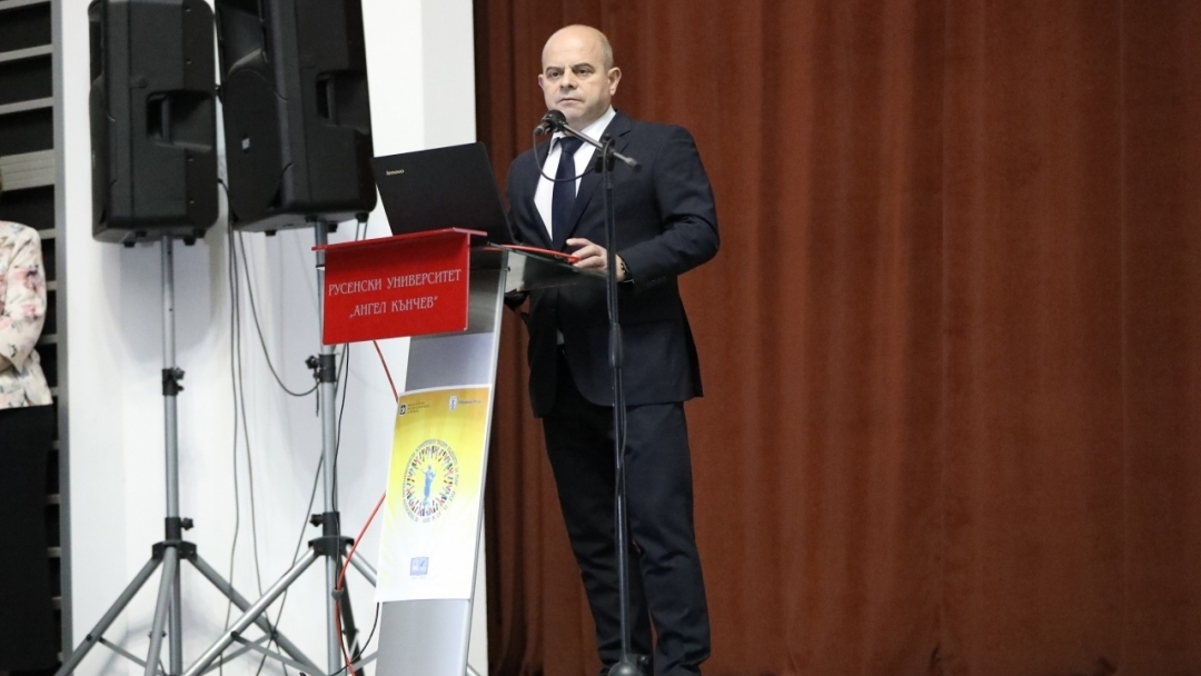 Министърът на образованието и науката инспектира ремонта на СУ „Христо Ботев“ и взе участие в две конференции в Русе