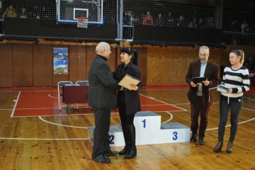 Коледно надиграване 2016 изпълни зала "Дунав" с настроение