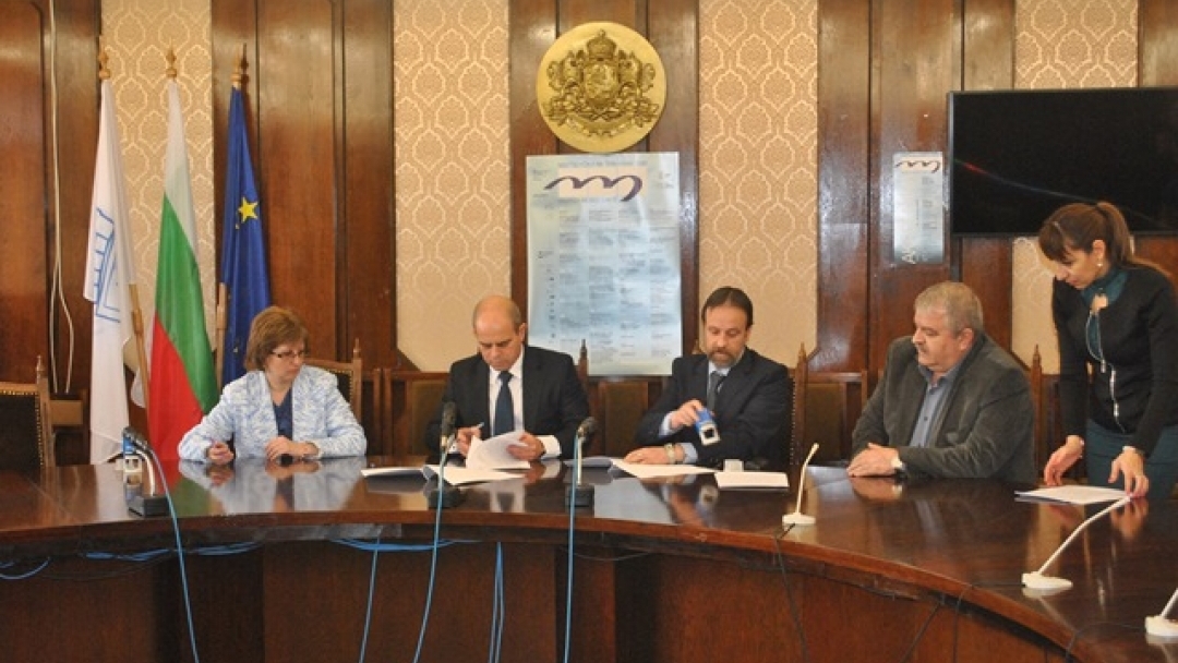 Кметът Пламен Стоилов подписа общински колективен договор за здравни и социални дейности