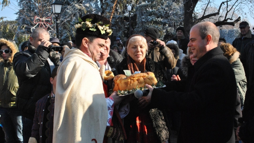 Три коледарски групи наричаха за берекет и здраве в центъра на Русе