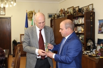 Кметът Пламен Стоилов връчи статуетка на г-н Франк Янсен по повод 10 години "КБС ГРУП" в България