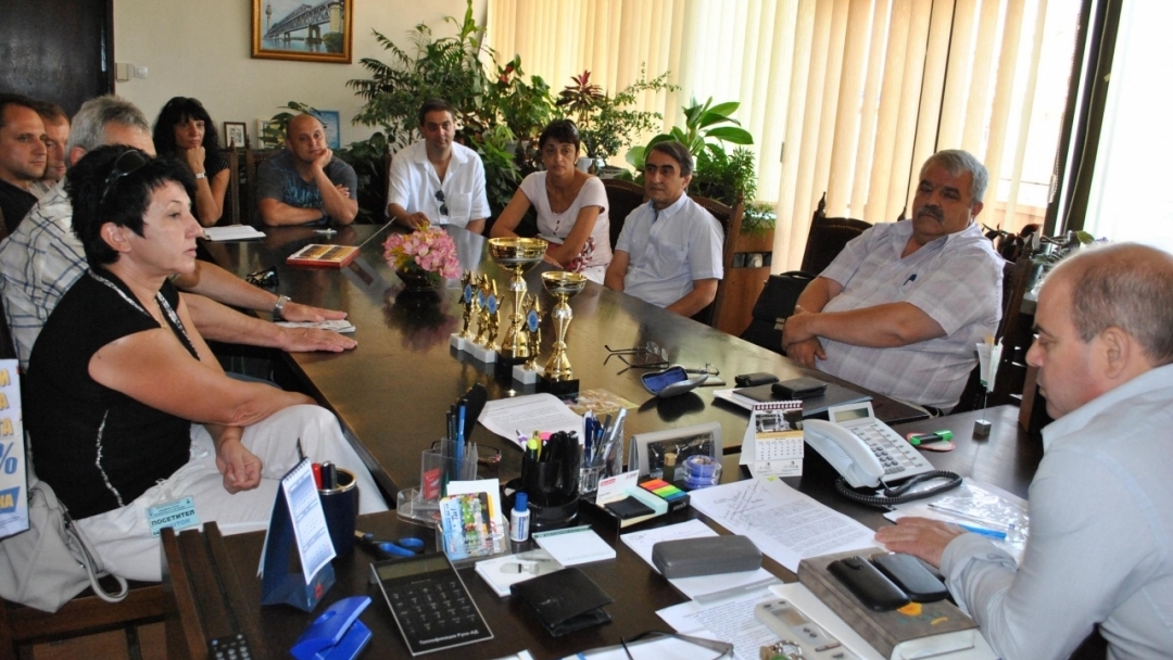 Волейболна топка получи Кметът Пламен Стоилов като подарък от русенските участници в Деветата международна учителска спартакиада