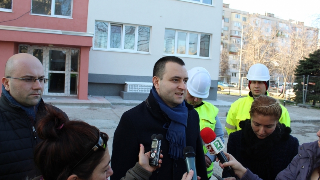 Зам.-кметът д-р Страхил Карапчански инспектира приключващите дейности по енергийното обновяване на блок "Чипровци"
