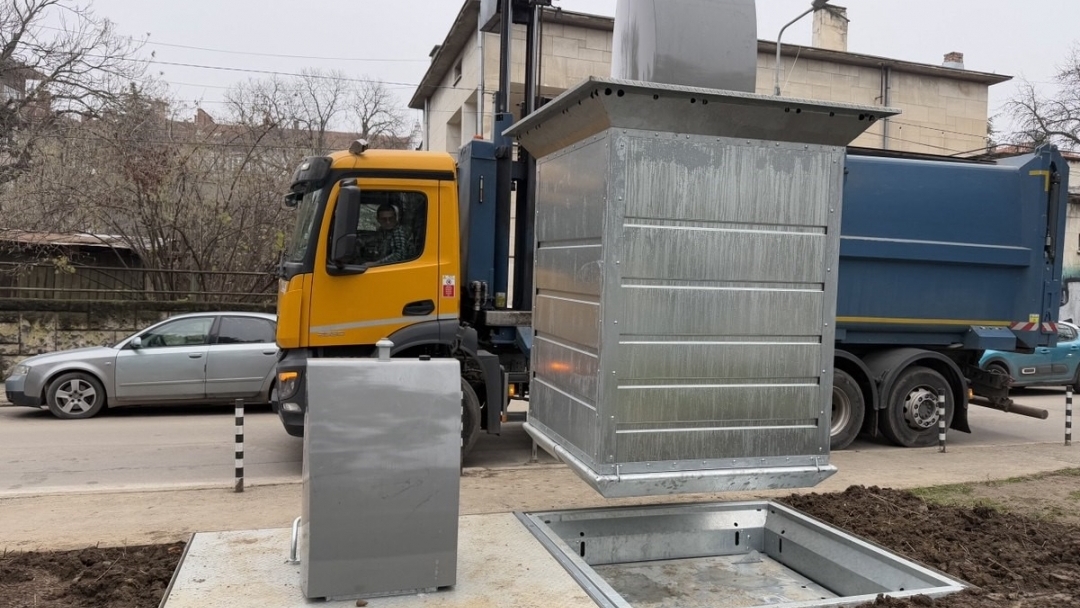 Два нови подземни контейнера вече обслужват русенци на Американското пазарче