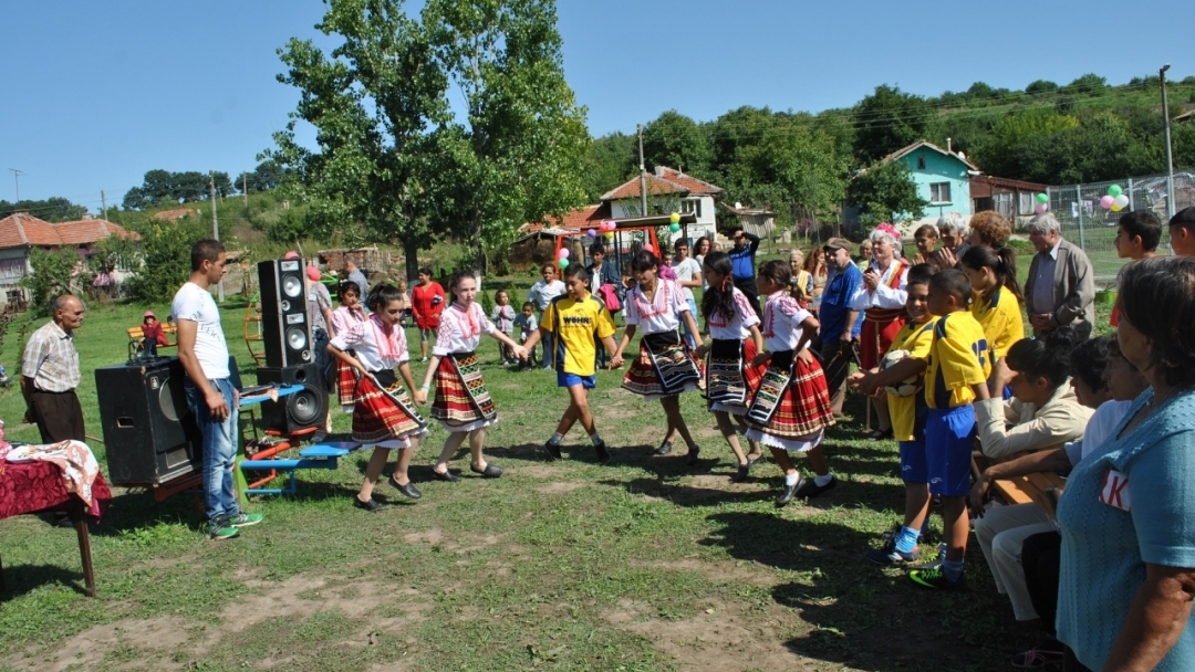 Пламен Стоилов и Венета Недева откриха спортна и детска площадка в Хотанца