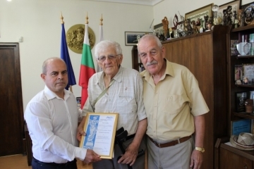 Кметът Пламен Стоилов връчи златна значка "Русе" на художника Стефан Кацаров по повод неговата 80-та годишнина 