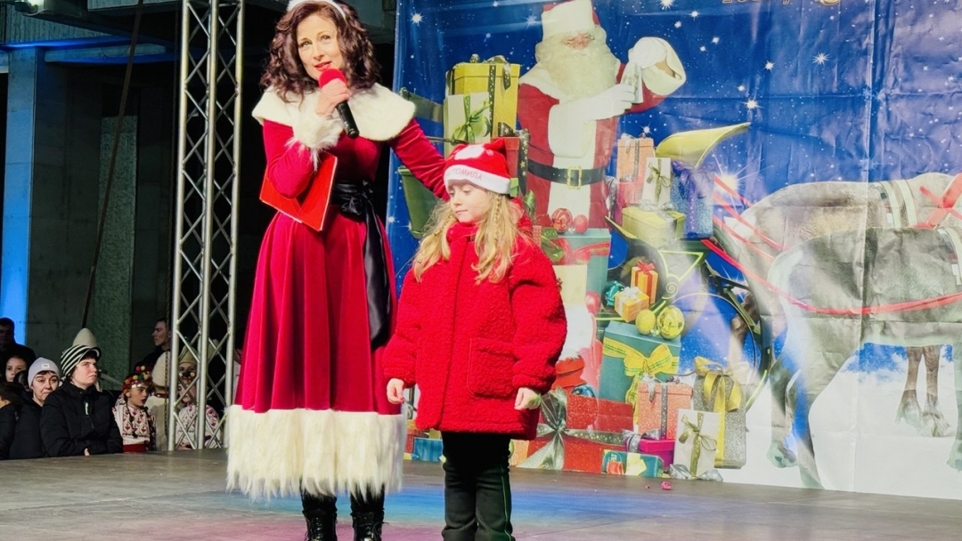 Кметът Пенчо Милков запали светлините на Коледната елха в Русе  