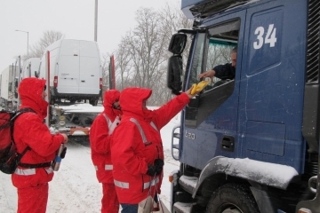 Община Русе и БЧК в съвместна акция за подкрепа на шофьорите на паркираните край Дунав мост тирове