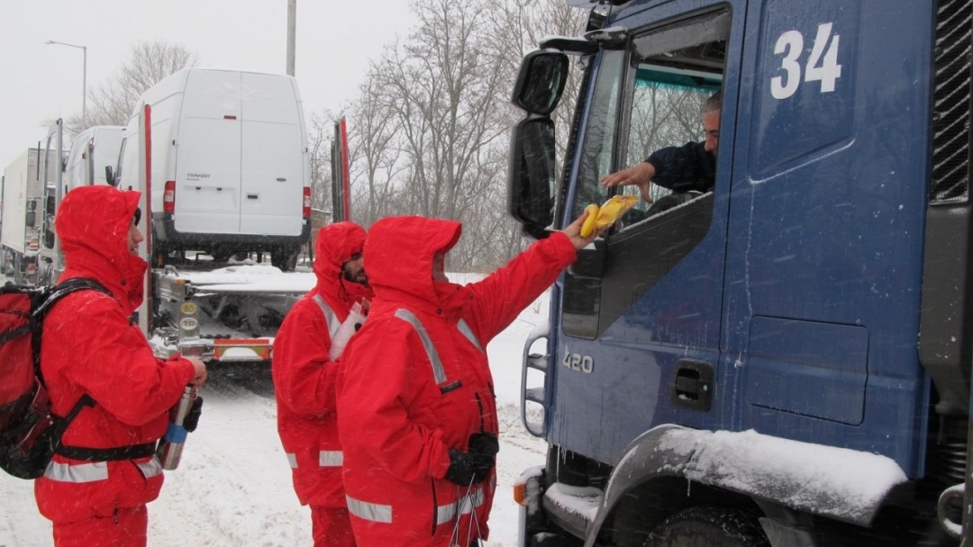 Община Русе и БЧК в съвместна акция за подкрепа на шофьорите на паркираните край Дунав мост тирове