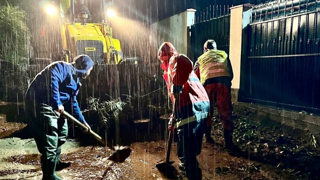 Екипи на общинските предприятия и Пожарната служба продължават дейностите по възстановяване на участъци от инфраструктурата в Русе