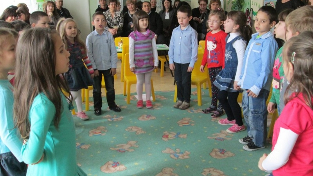 Деца от ЦДГ „Червената шапчица“ с урок „Подари усмивка“