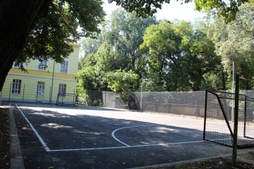 Община Русе изцяло обнови спортната площадка в двора на ПАГ "Гео Милев"