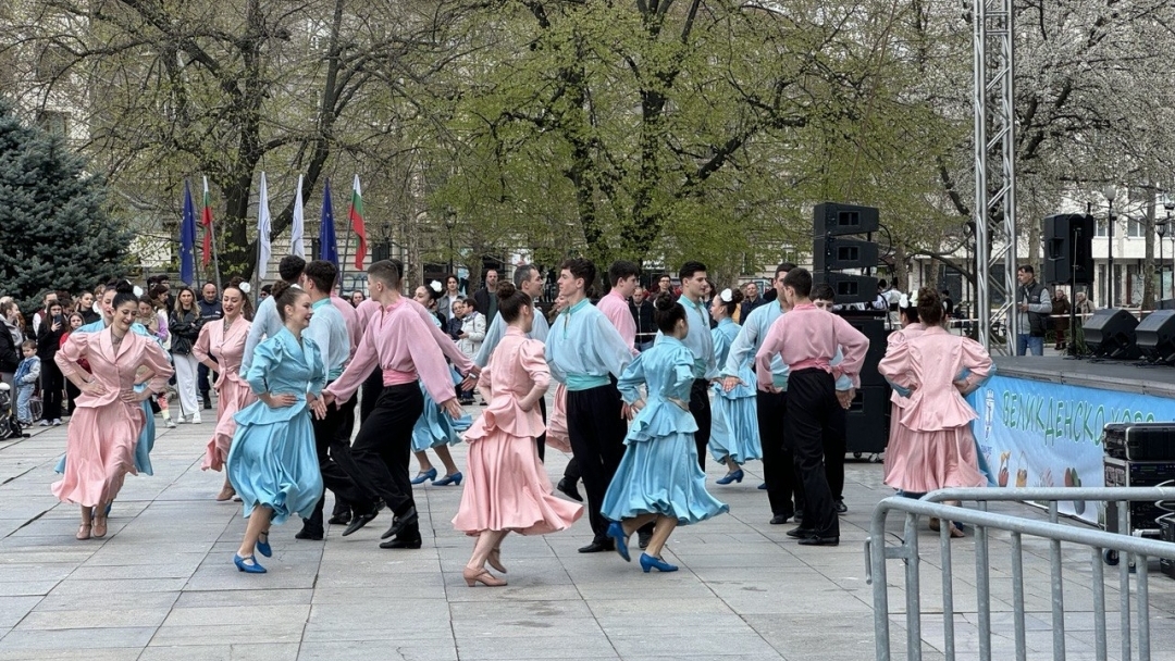 Русе отбеляза Великден с пъстър фолклорен празник и голямо общоградско хоро