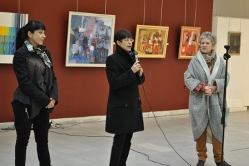 Tри дами с награди от изложбата-конкурс „Kамертон“ 