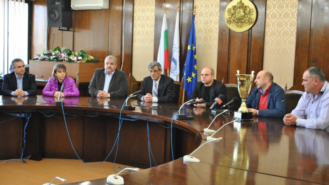 Кметският екип на Община Русе поздрави женския баскетболен отбор „Дунав 8806“ за четвъртата поред Купа България