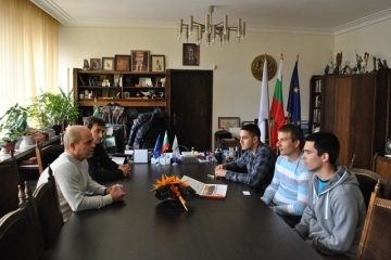 Кметът награди трима младежи за бърза реакция по време на катастрофа