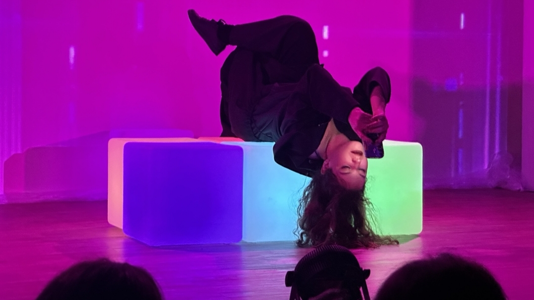 Спектакълът „Осмият цвят“ постави темите за насилието и за силата на доброто