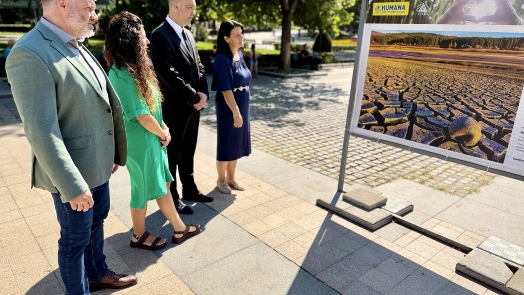 Националната фотографска изложба „Поправи Земята“ представя екологични послания в Русе