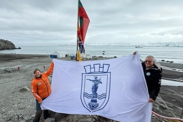 Проф. Христо Пимпирев и русенката Галина Георгиева развяха на Антарктида знамето на Община Русе