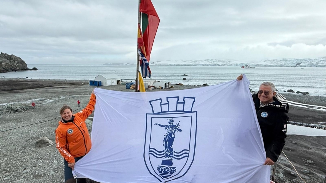 Проф. Христо Пимпирев и русенката Галина Георгиева развяха на Антарктида знамето на Община Русе