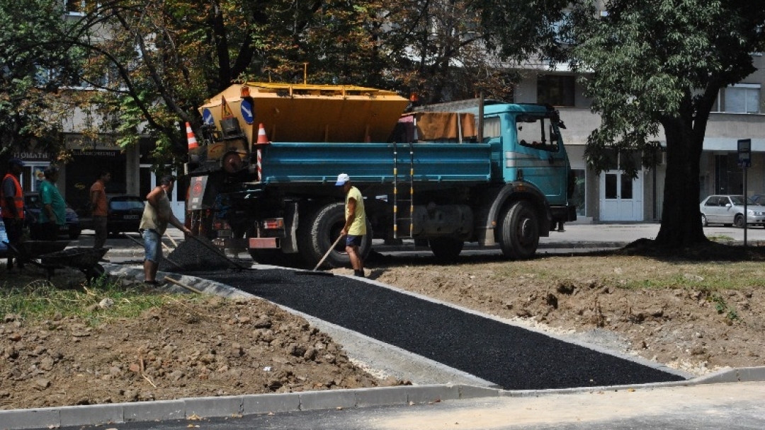 Кметът Пламен Стоилов инспектира ремонтът пред блок „Плиска“