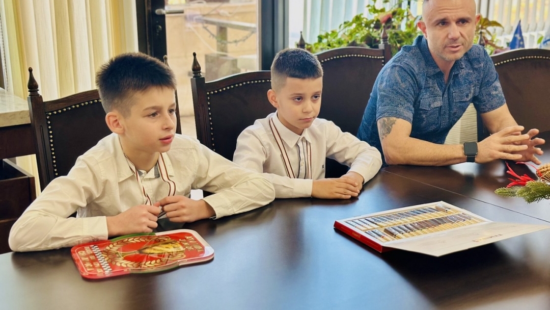 Кметът Пенчо Милков отличи младите състезатели по мотокрос Филип Кашов и Владиян Цветков