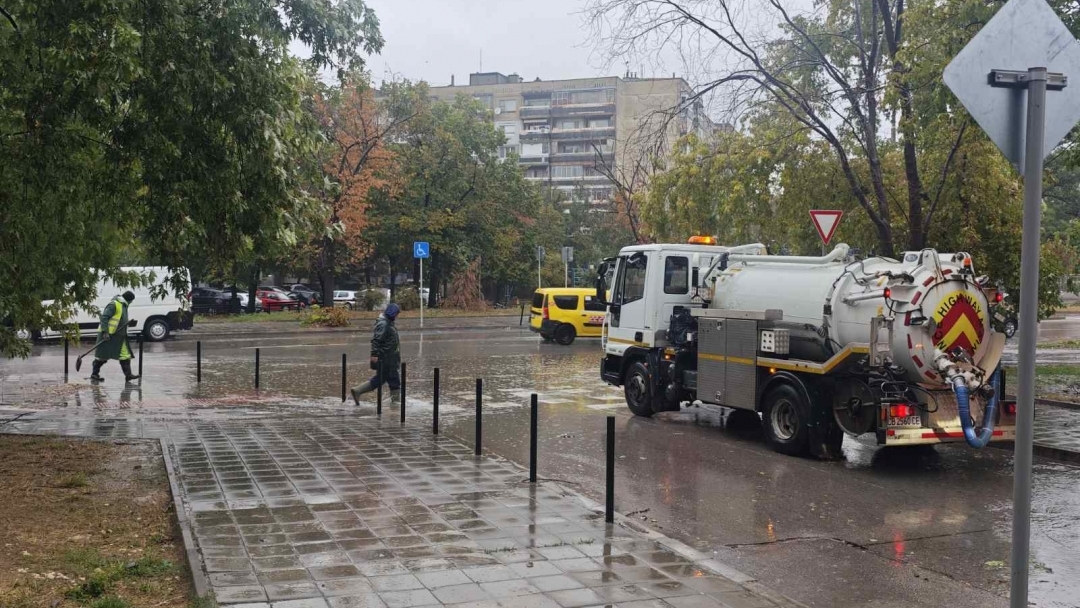 Община Русе мобилизира всички ресурси за справяне с последствията от проливния дъжд