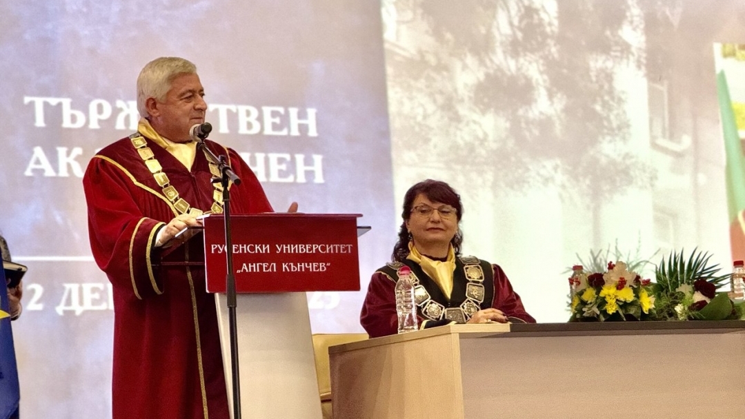 Пенчо Милков връчи почетен плакет на акад. Христо Белоев  за удостояването му със званието "Доктор хонорис кауза“ на Русенския университет  