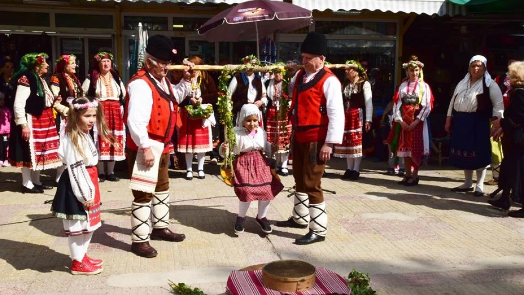 Пъстра празнична програма и много настроение за Лазаровден на Общинския пазар в Русе