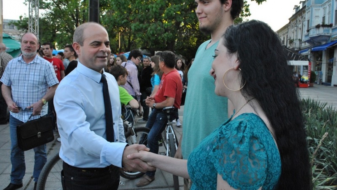 Кметът Пламен Стоилов връчи Награда за иновации на преподавател по информатика