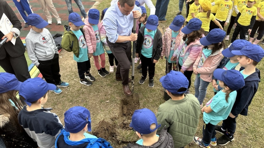 Еко инициативата “Да засадим бъдещето” облагороди двора на ДГ “Снежанка”