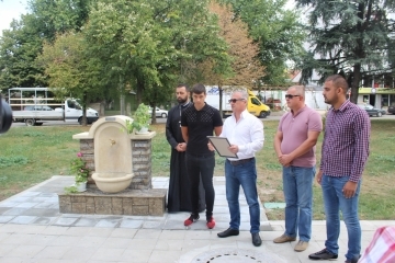 Дарителите на чешмата до "Всех Святих" получиха свидетелство за дарение от Община Русе