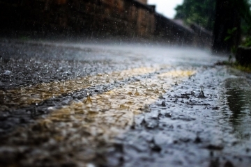 Екипи на „НЕЛСЕН“ отводняват града след проливния дъжд