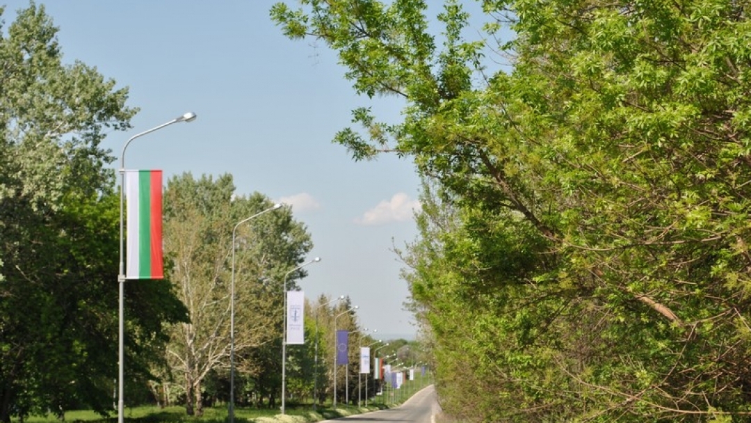 Русе посреща празника си с нови знамена 