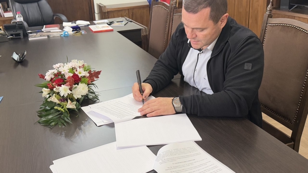 Кметът Пенчо Милков подписа колективен трудов договор с подобрени условия за служителите на Художествената галерия – Русе