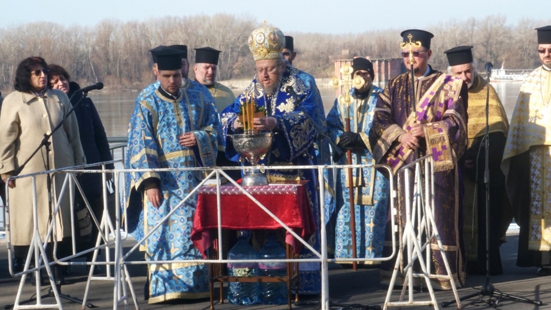 16 русенци се надпреварваха да извадят Богоявленския кръст