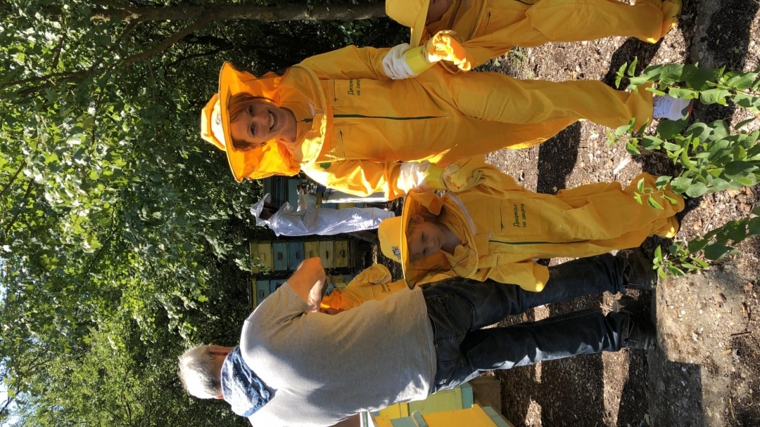 Детска бригада се посвети в тънкостите на градинарството и пчеларството
