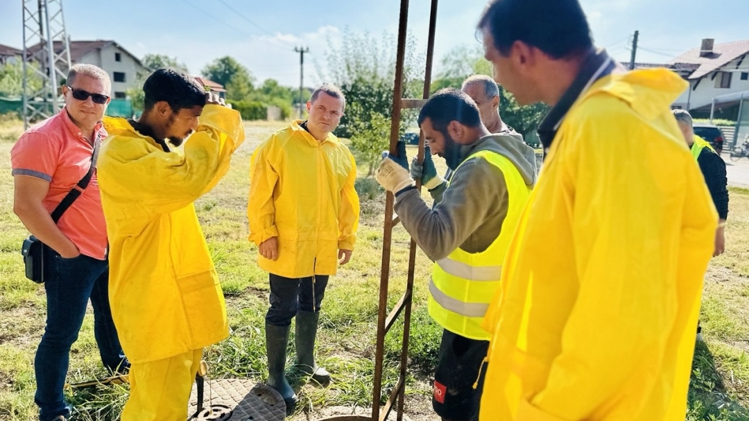 След пет десетилетия затлачване: Община Русе инициира ръчно почистване на част от канализацията в Мартен