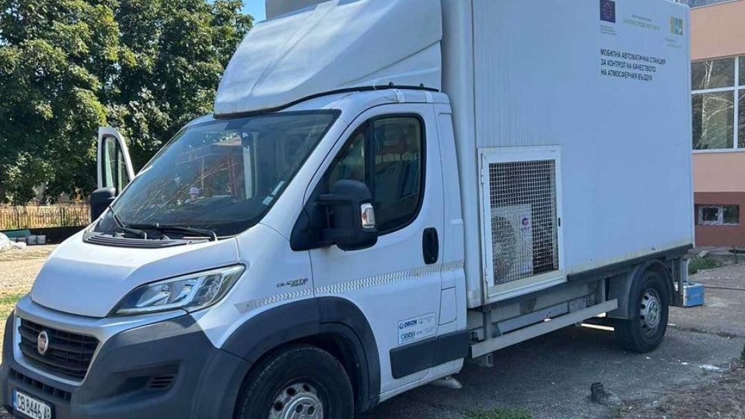 Заради пожара в Николово: Екоминистерството мести мобилна станция за измерване на въздуха в населеното място