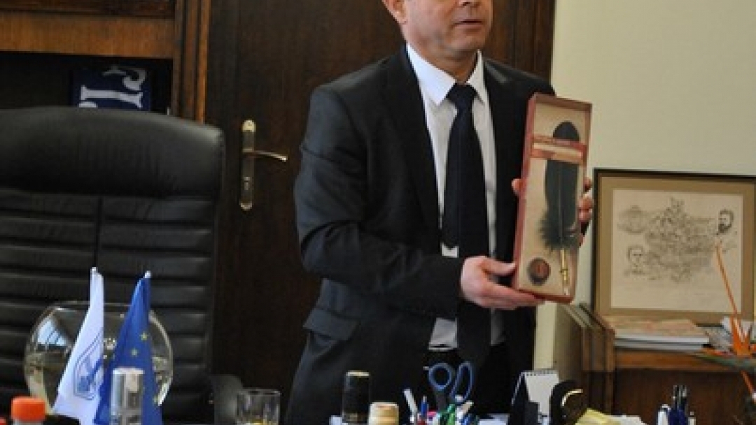 Златна рибка и шерифска значка за рождения ден на кмета Пламен Стоилов 