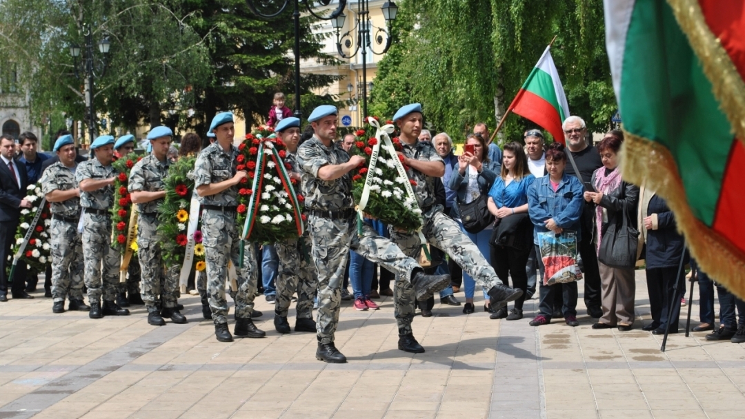 Празнична литургия, концерт и церемония по поднасяне на венци и цветя за 6 май в Русе