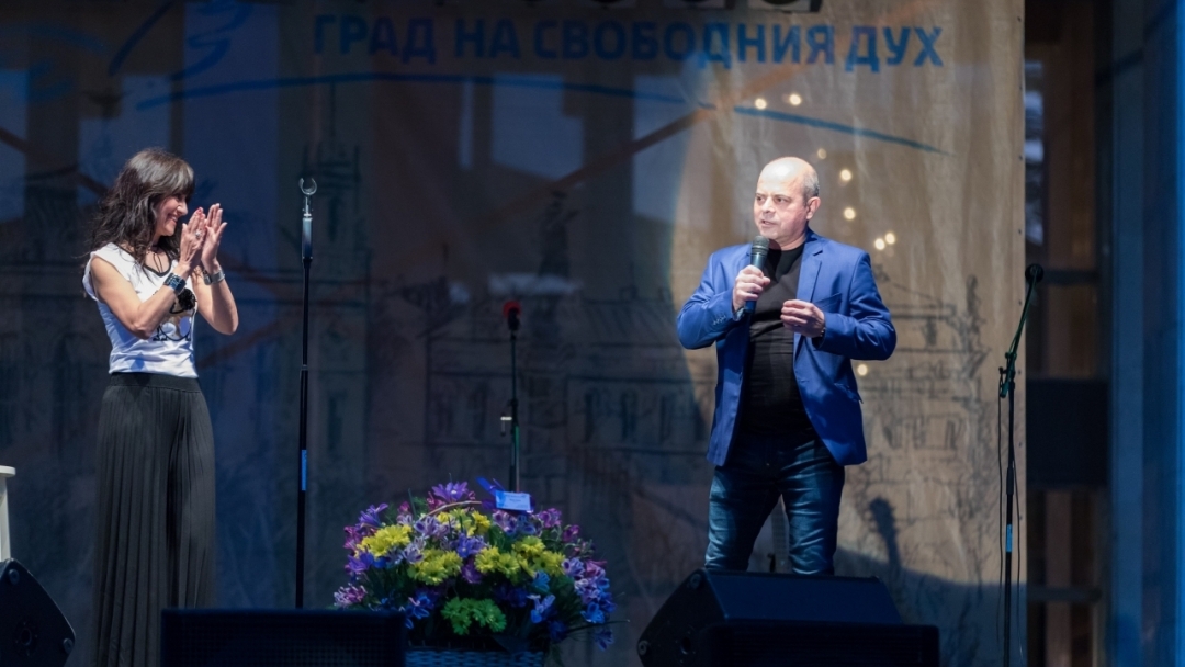 Хиляди русенци празнуваха с Васил Найденов на площада