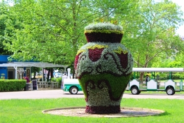 30 000 цветя красят един от символите на Русе – вазата в Парка