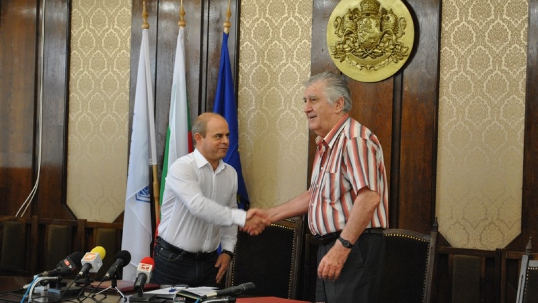 Оригиналният договор за побратимяване със Сент Уан беше дарен днес на Община Русе