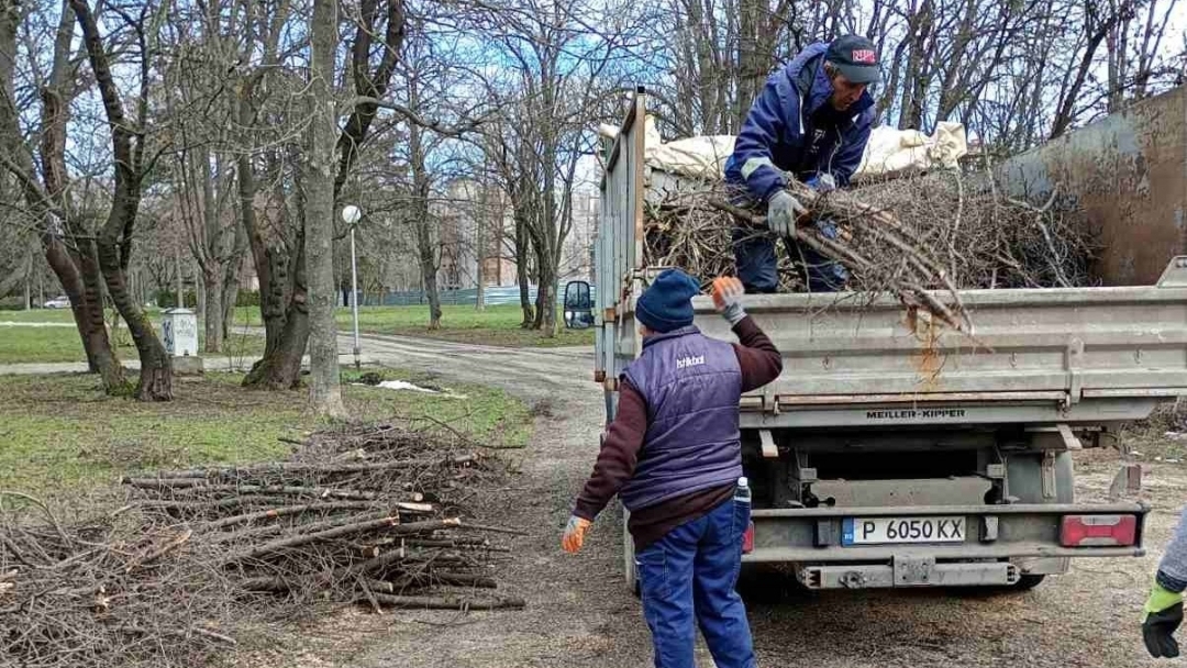Общинските екипи извършват планирани дейности по поддържане на уличната мрежа и градската среда в Русе