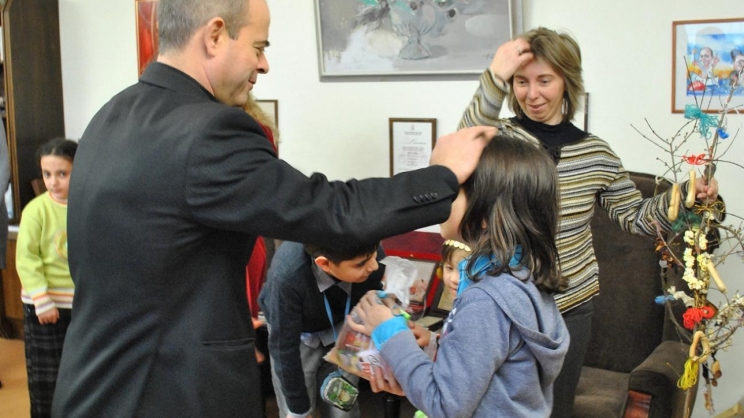 Деца от ресурсния център поздравиха кмета Пламен Стоилов за предстоящите празници 